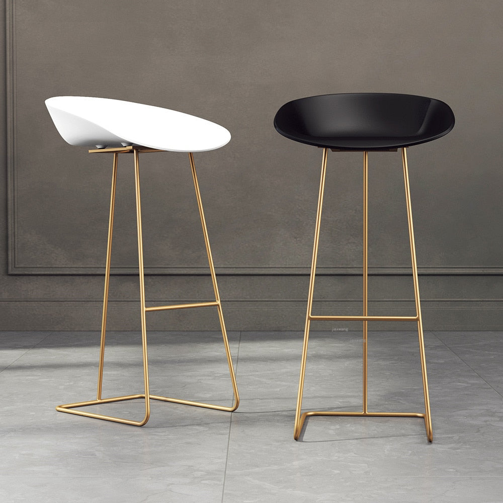 Tabourets de bar design scandinaves noir et blanc avec piètement doré 