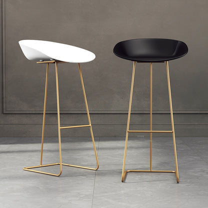 Tabourets de bar design scandinaves noir et blanc avec piètement doré 
