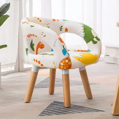 Chaise enfant scandinave avec accoudoirs et pieds en bois