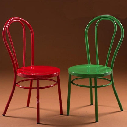 chaise moderne en metal rouge et chaise modernen en métal vert