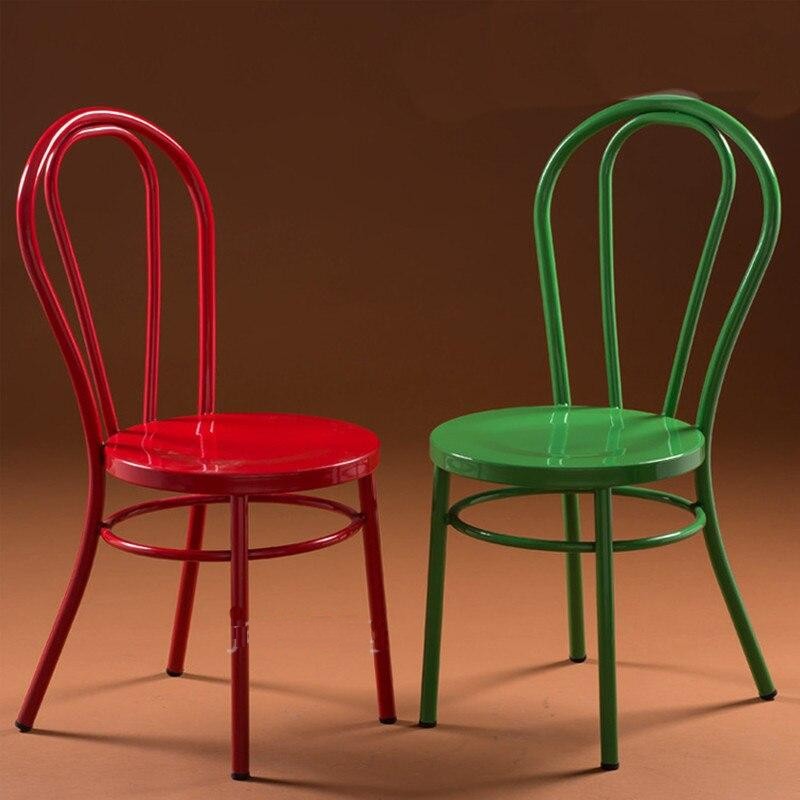 chaise moderne en metal rouge et chaise modernen en métal vert