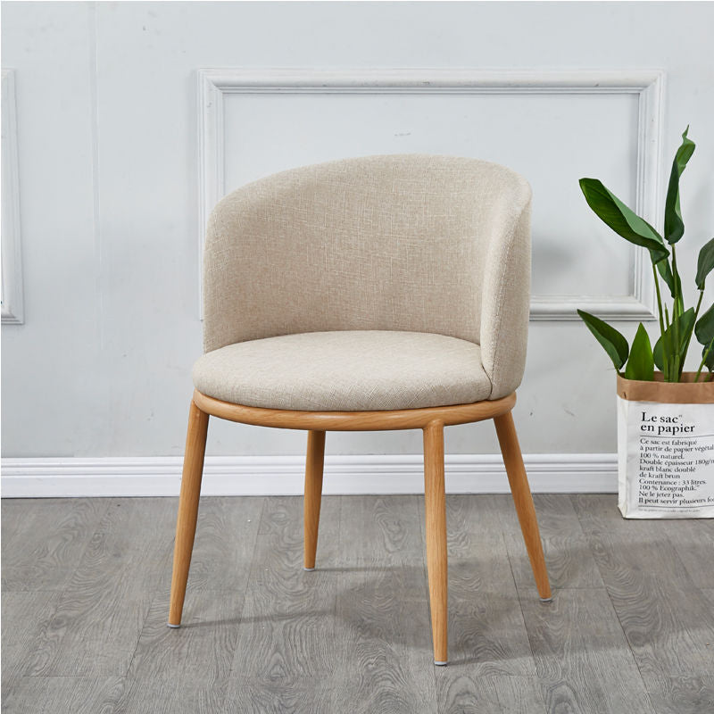 Chaise scandinave à large dossier en tissu beige et bois