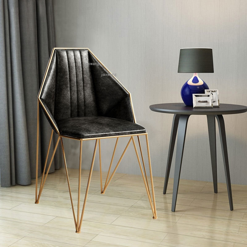 Chaise design géométrique en métal doré