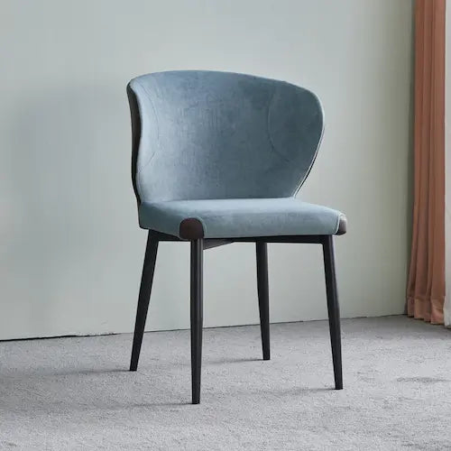 Chaise design pour salle à manger en suédine et métal à dossier large