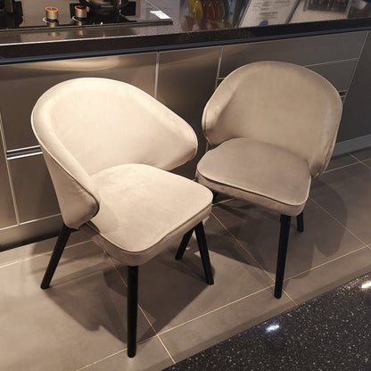Chaise scandinave avec assise fauteuil et accoudoirs prolongeant le dossier