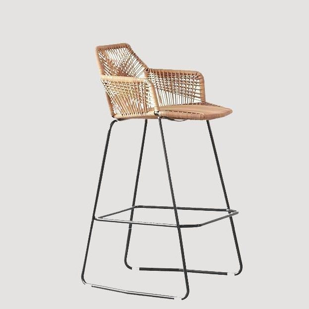 Chaise de bar en rotin avec accoudoirs et métal noir avec repose pieds