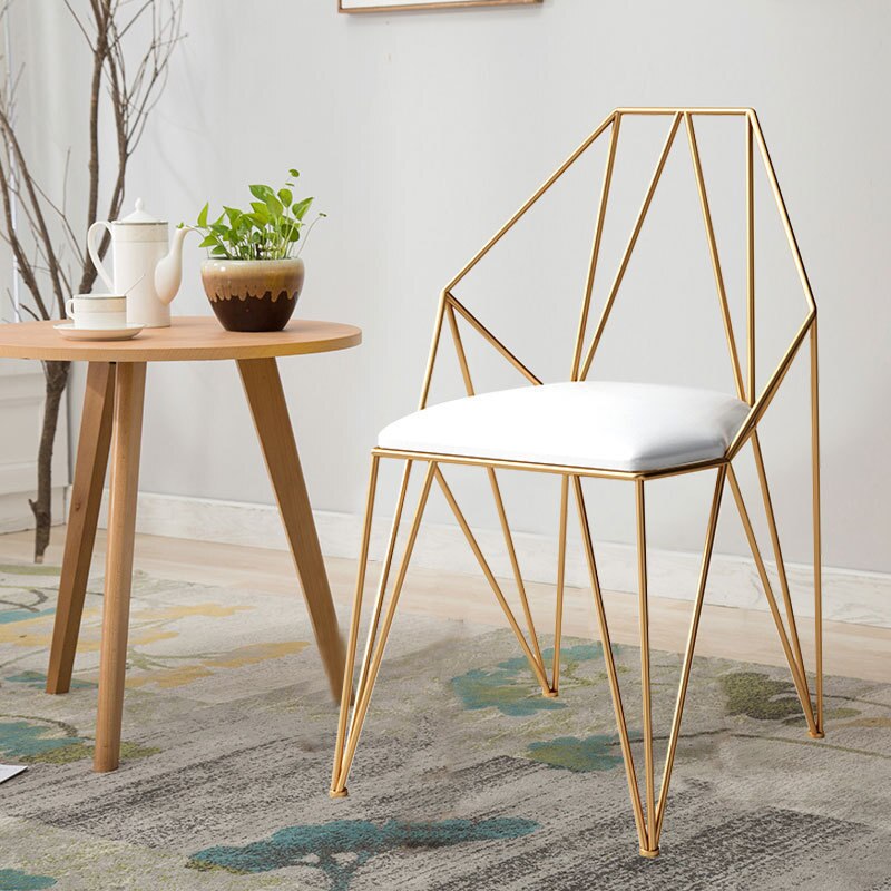 Chaise design géométrique en métal doré