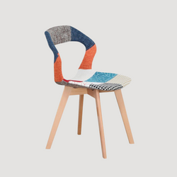 Chaise scandinave patchwork multiple empiècement et pieds en bois clair