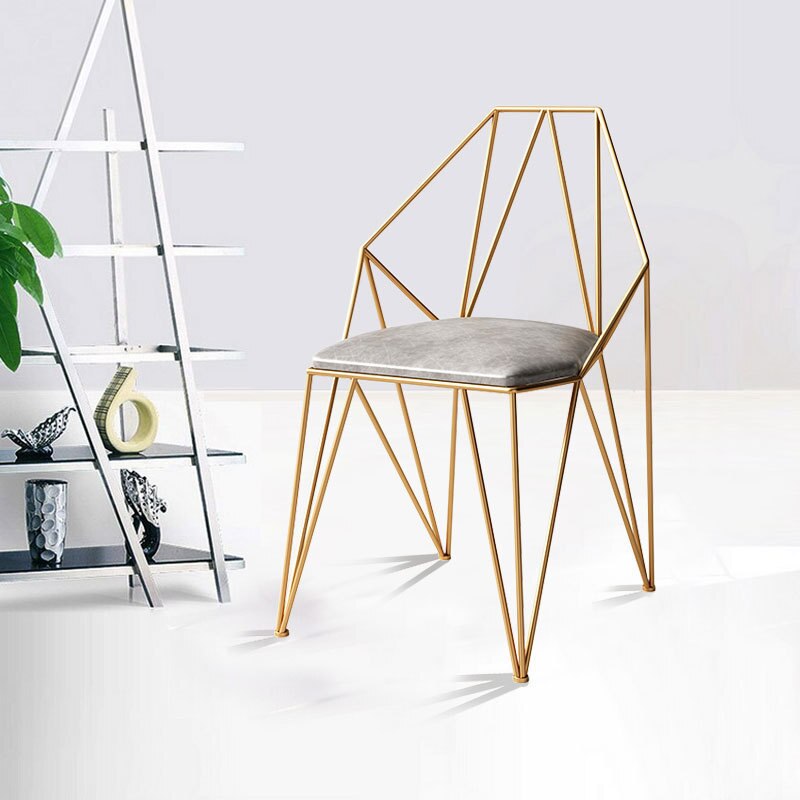 Chaise design géométrique en métal doré