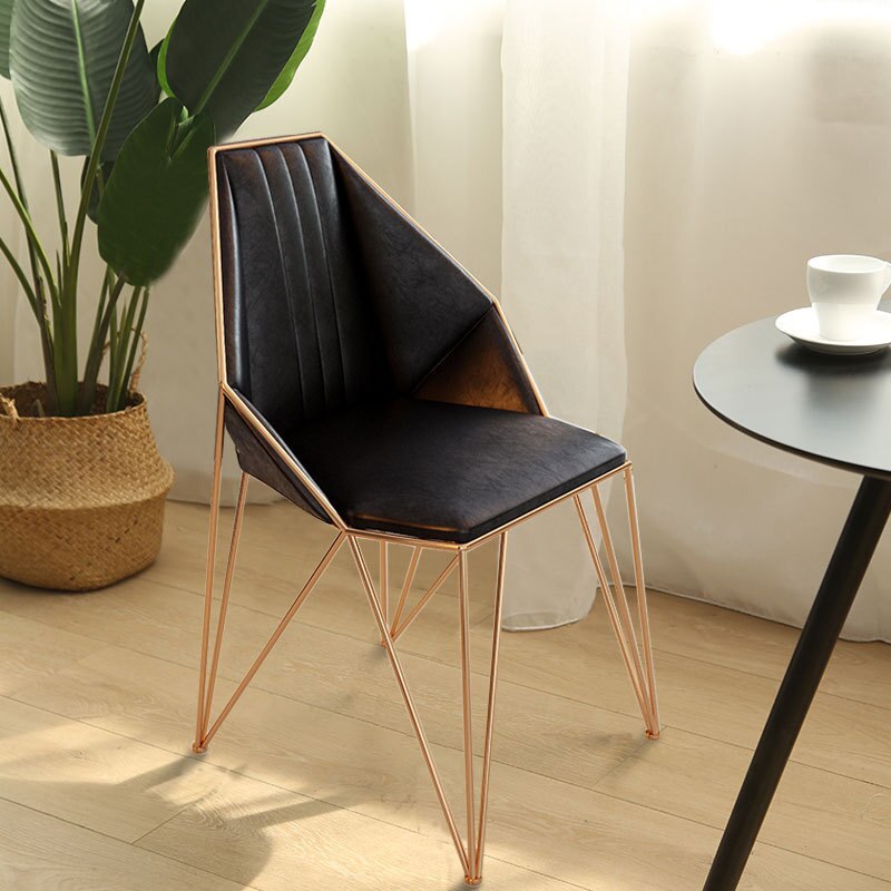 Chaise design géométrique en métal doré