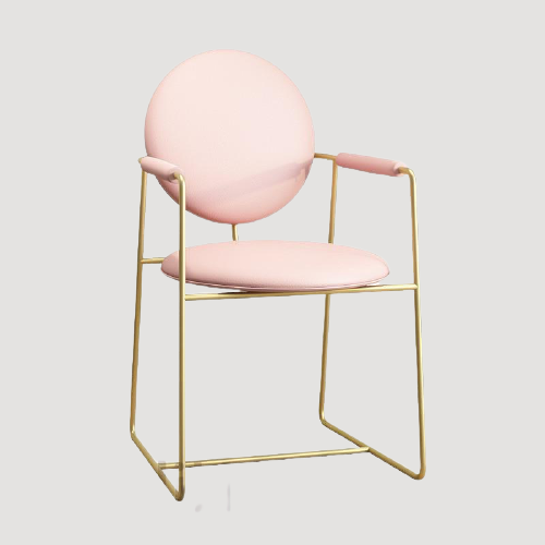 Chaise médaillon moderne rose avec accoudoirs en métal doré