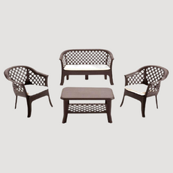 Chaise vintage avec banquette et table de jardin ou terrasse 