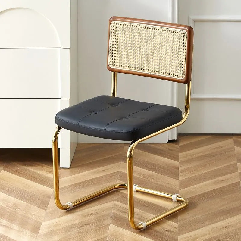 Chaise vintage modernisée de salle à manger en cuir et rotin