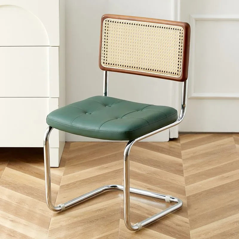 Chaise vintage modernisée de salle à manger en cuir et rotin