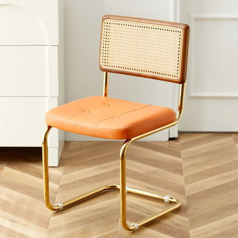 Chaise vintage modernisée de salle à manger en cuir et rotin