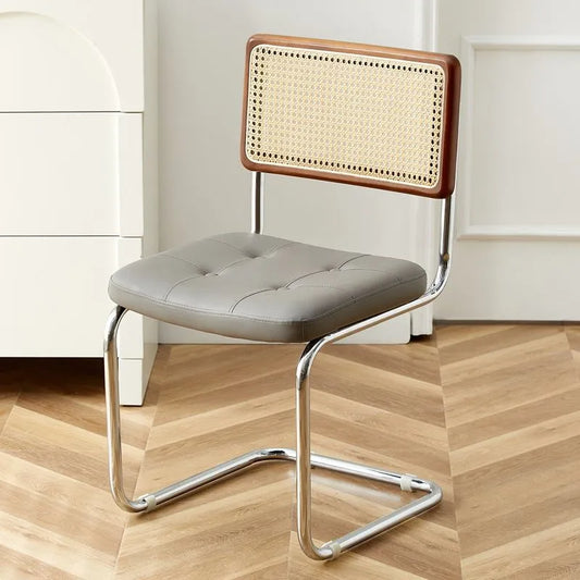 Chaise vintage modernisée de salle à manger en cuir et rotin – Gris