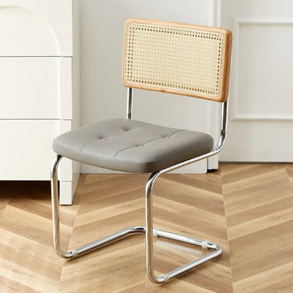 Chaise vintage modernisée de salle à manger en cuir et rotin
