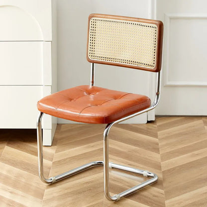 Chaise vintage modernisée de salle à manger en cuir et rotin