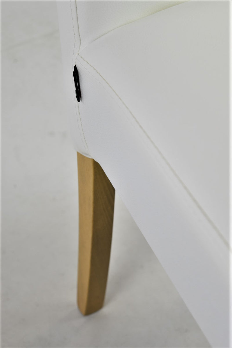 Chaise moderne avec dossier haut en tissus  blanc et pieds en bois de hêtre par lot de 2