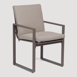 Chaise moderne de terrasse en métal taupe avec coussin en tissus beige