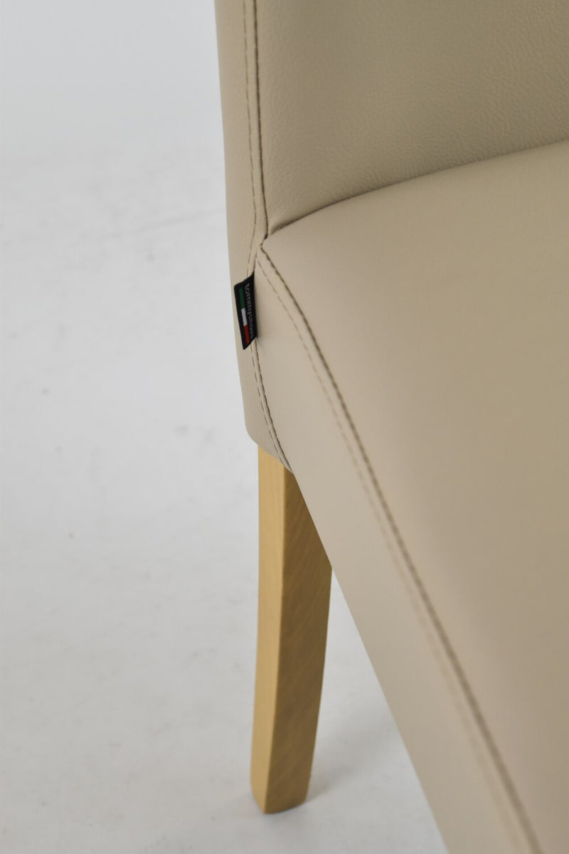 Chaise moderne avec dossier haut en similicuir beige et pieds en bois par lot de 4