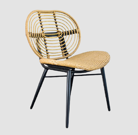 Chaise en rotin assise large et armature en métal
