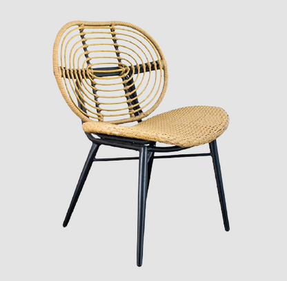 Chaise en rotin assise large et armature en métal