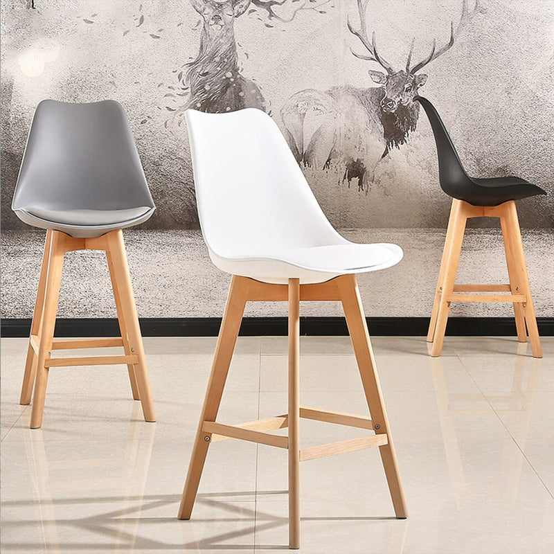 lot de chaise de bar scandinave rembourrée avec pieds en bois clair et coque en plastique