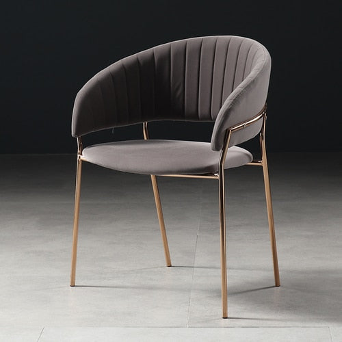 Chaise design velours et métal doré avec dossier incurvé – Gris