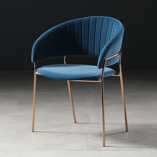 Chaise design velours et métal doré avec dossier incurvé