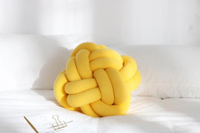 Coussin en forme de noeud