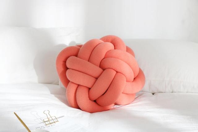 Coussin en forme de noeud