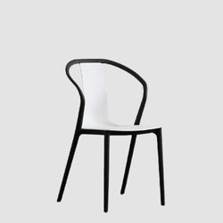 Chaise design minimaliste en résine et bois à dossier échancré