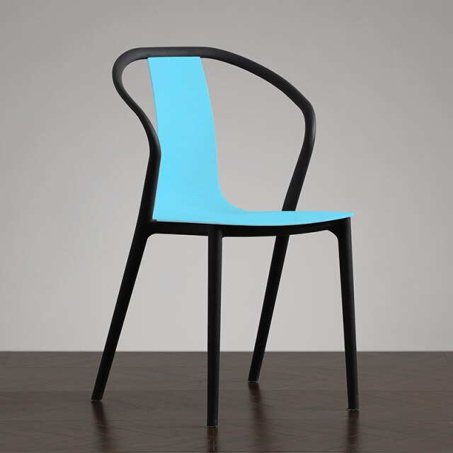 Chaise design minimaliste en résine et bois à dossier échancré bleu