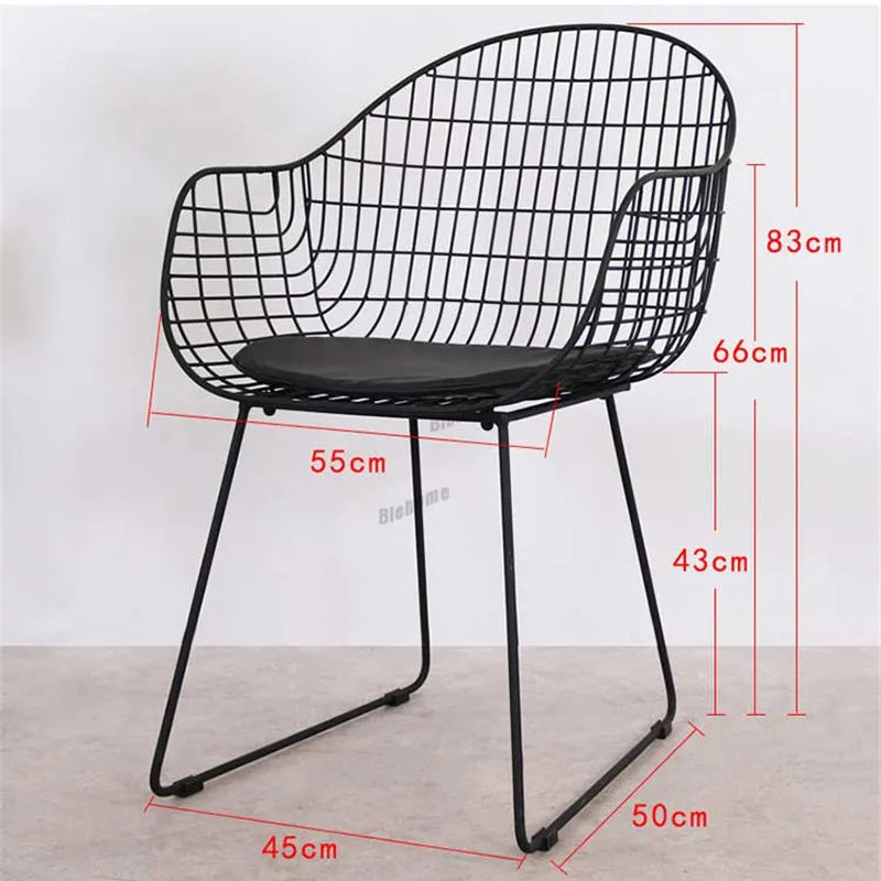 Chaise design scandinave en métal grillagé