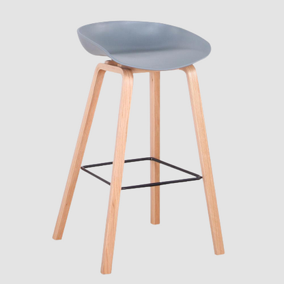 Tabouret de bar nordique en bois clair et assise résine