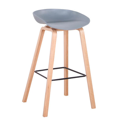 Tabouret de bar nordique en bois clair et assise résine