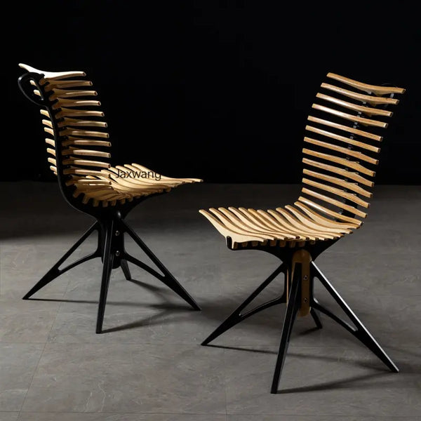 Chaise design avec dossier en lamelles de bois et trépied en métal