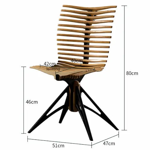 Chaise design avec dossier en lamelles de bois et trépied en métal