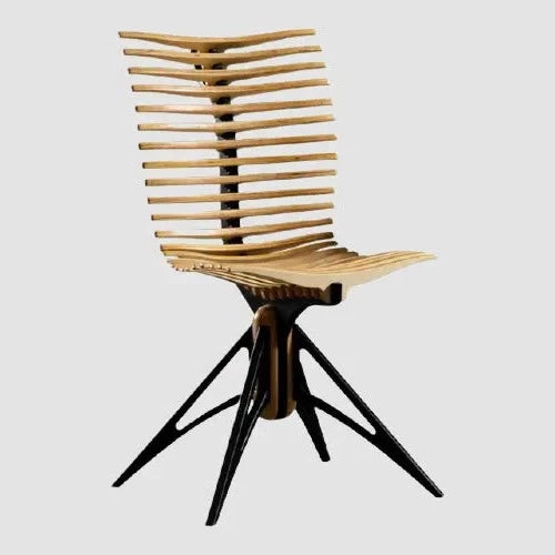 Chaise design avec dossier en lamelles de bois et trépied en métal