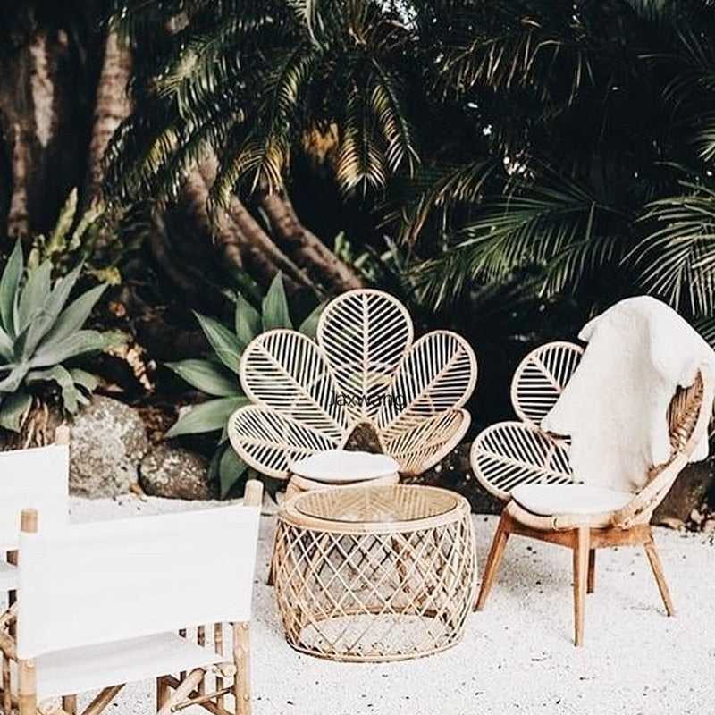 Chaise moderne en bois et rotin avec dossier pétales