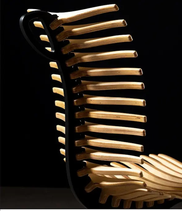 Chaise design avec dossier en lamelles de bois et trépied en métal