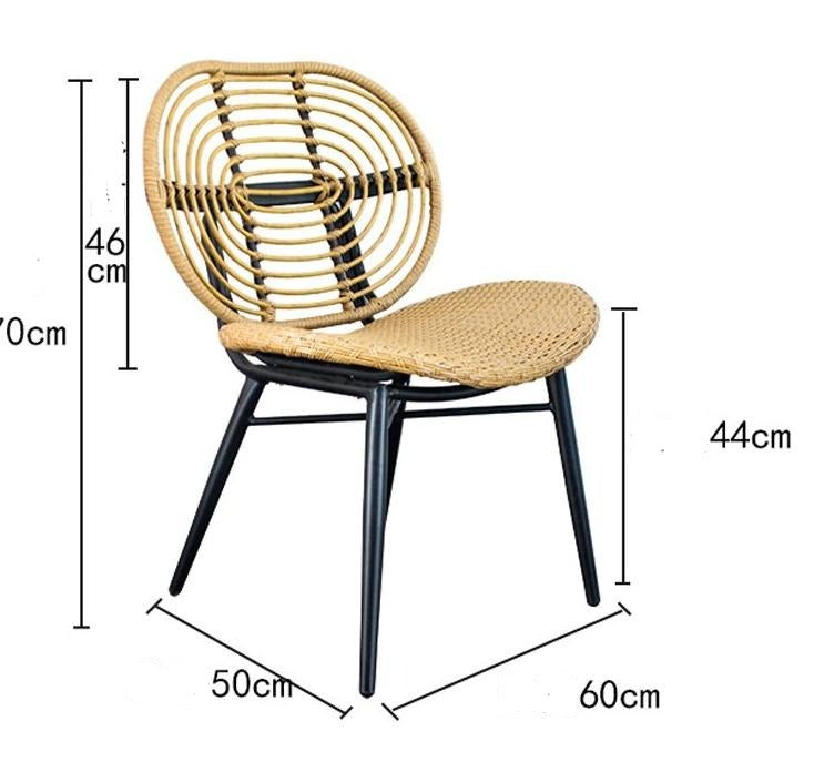 Chaise en rotin assise large et armature en métal