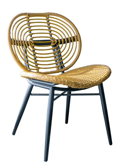 Chaise en rotin assise large et armature en métal