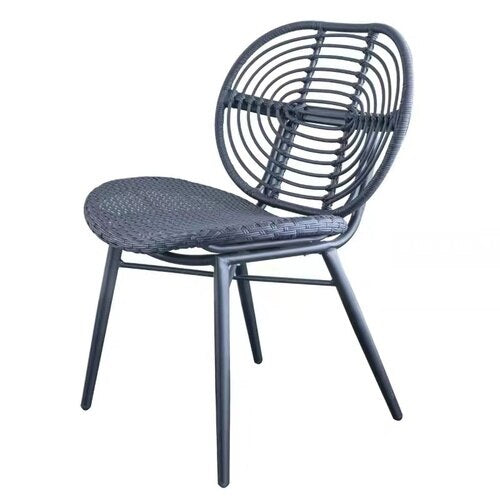 Chaise en rotin assise large et armature en métal