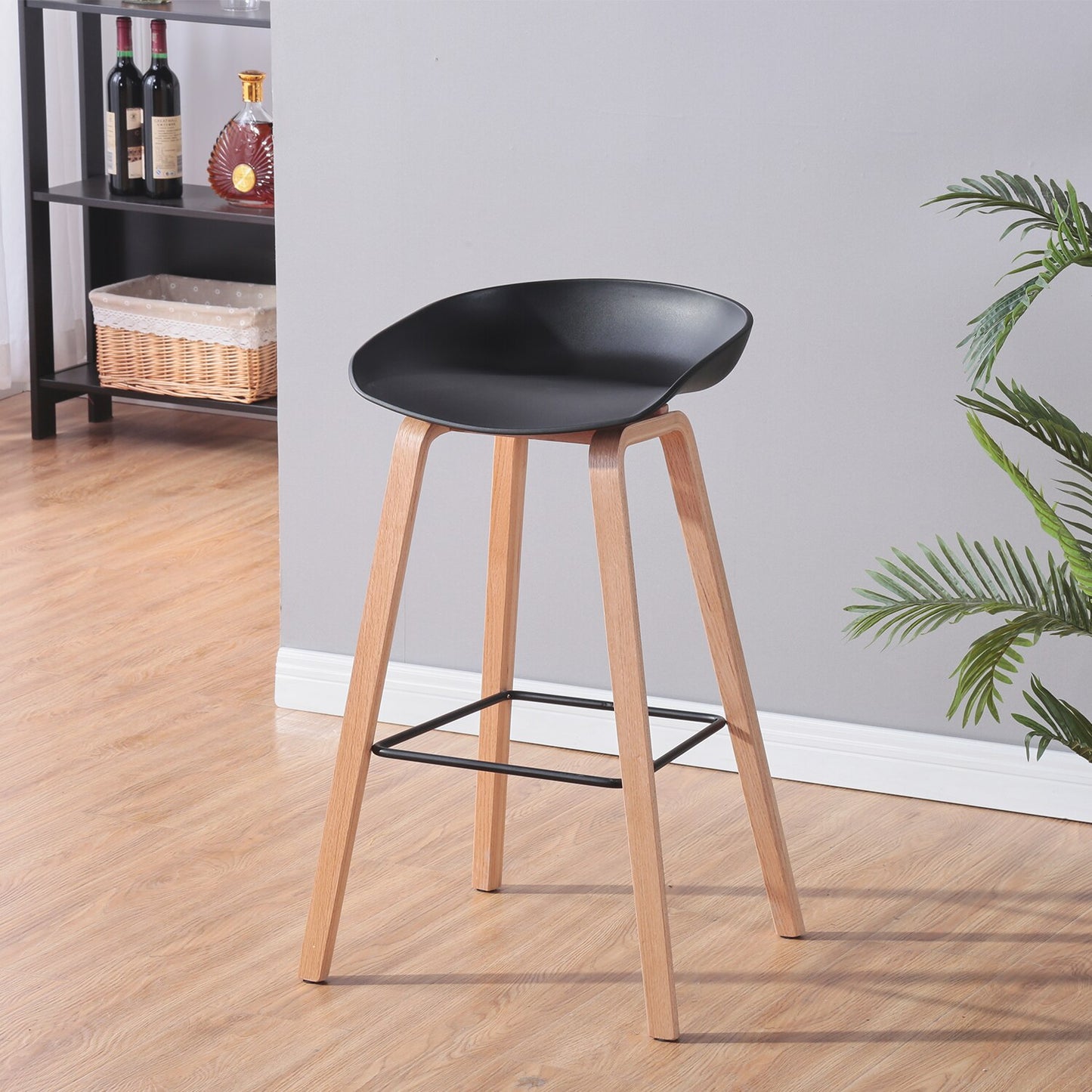 Tabouret de bar nordique en bois clair et assise résine
