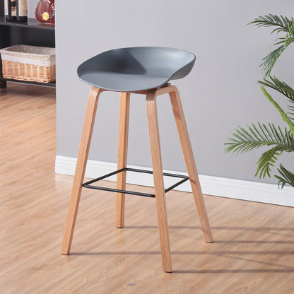 Tabouret de bar nordique en bois clair et assise résine