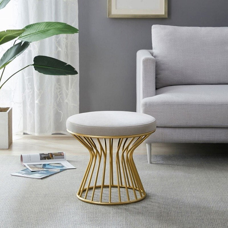Tabouret design bas avec pied large à barreaux en métal doré