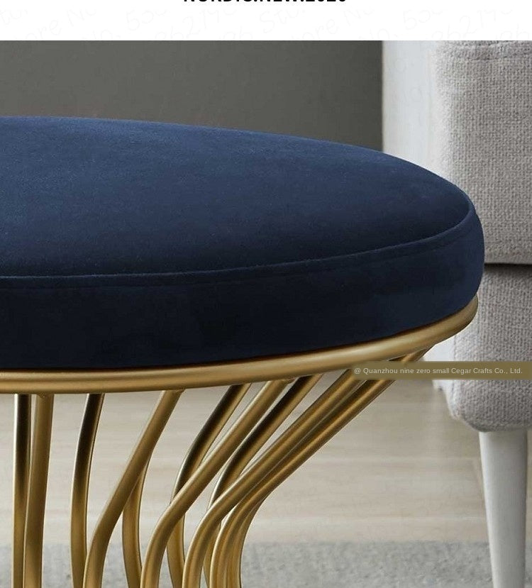 Tabouret design bas avec pied large à barreaux en métal doré