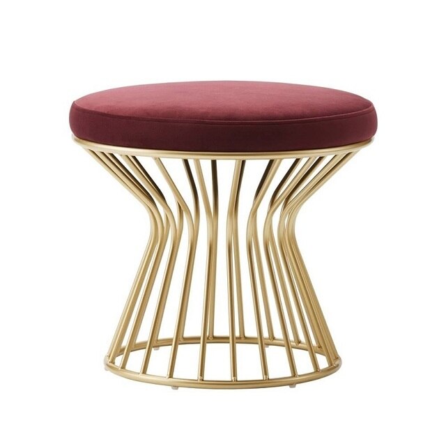 Tabouret design bas avec pied large à barreaux en métal doré et velours rouge